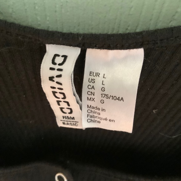 black tank top with buttons - Picture 3 of 3